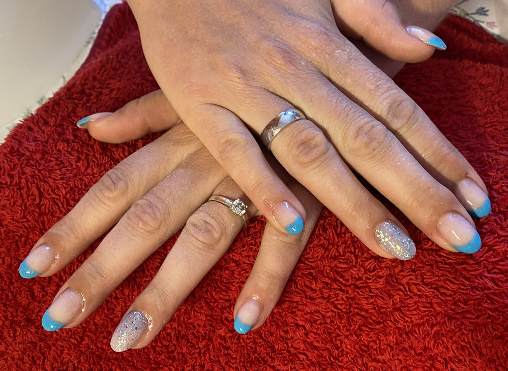 Fingernagel blau und glitzer